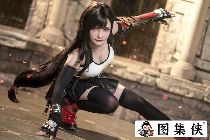 大陆萌主千夜未来是不是整过？她的圣旦服图集是卖的吗?