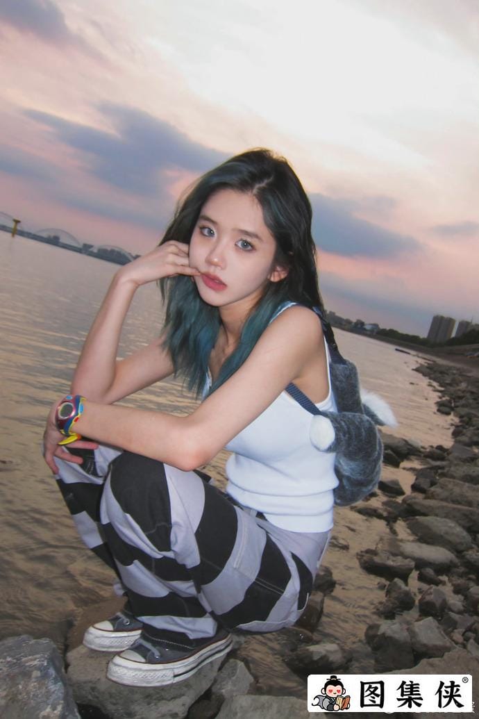 井川里予和别人打扑克牌的视频在哪里能找到？她是怎么火起来的？