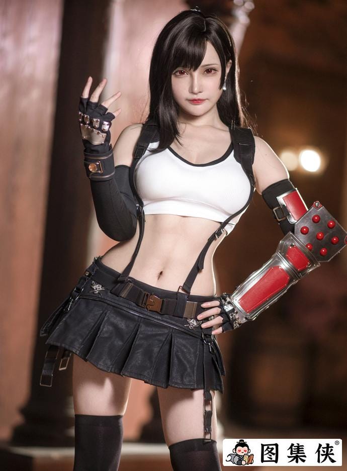 大陆萌主千夜未来是不是整过？她的圣旦服图集是卖的吗?