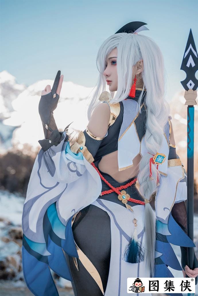 如月灰超绝申鹤Cosplay，冻上雪山也要还原完美角色！