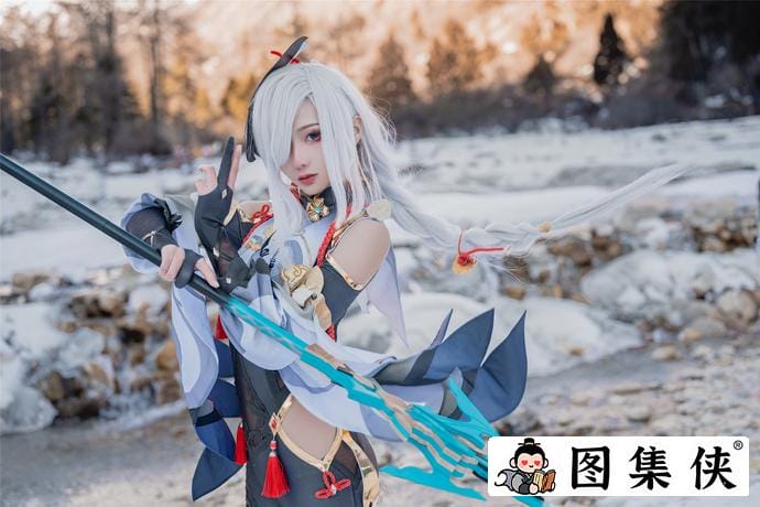 如月灰超绝申鹤Cosplay，冻上雪山也要还原完美角色！