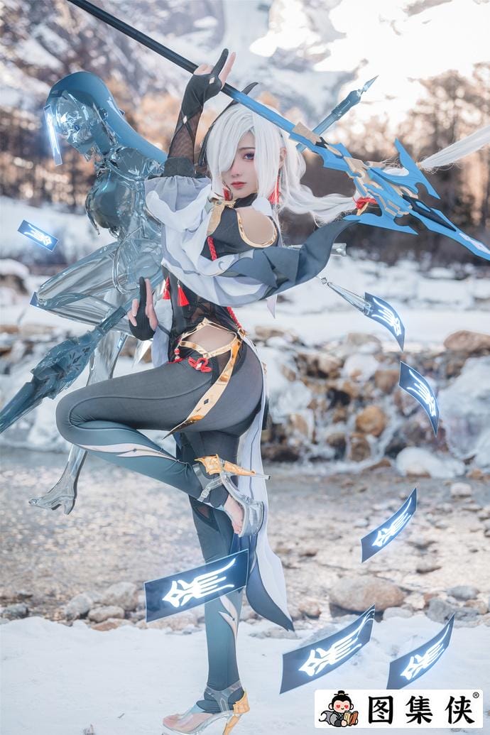 如月灰超绝申鹤Cosplay，冻上雪山也要还原完美角色！