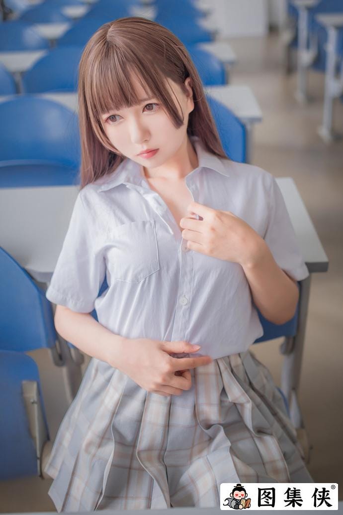 超吸睛！白金saki校园水手服勾引起学生时期的美好时光