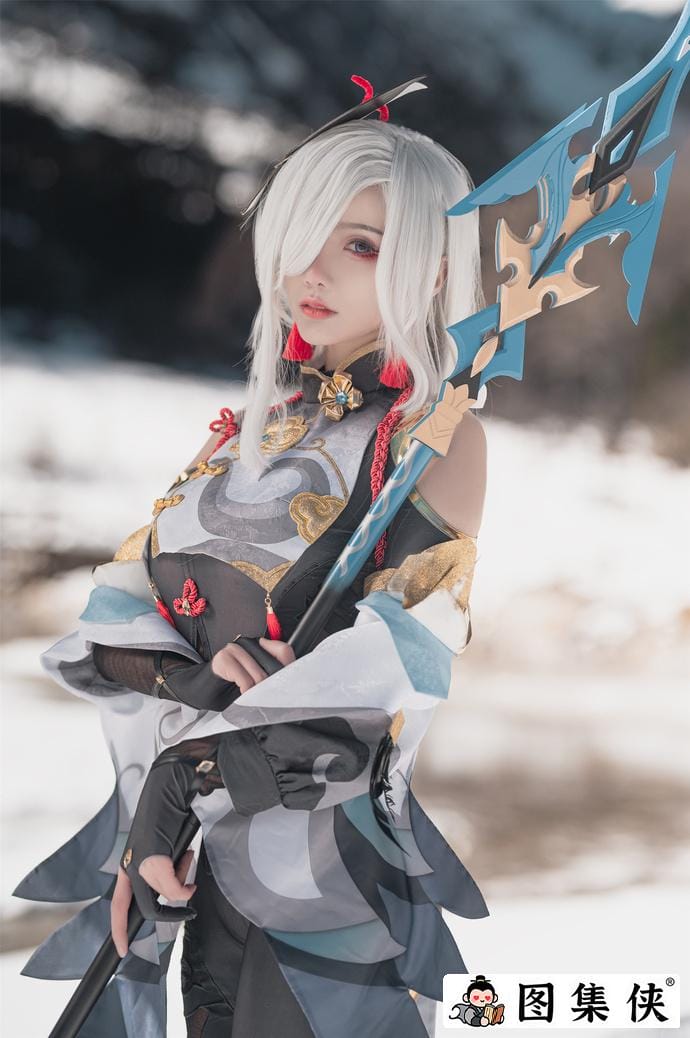 如月灰超绝申鹤Cosplay，冻上雪山也要还原完美角色！