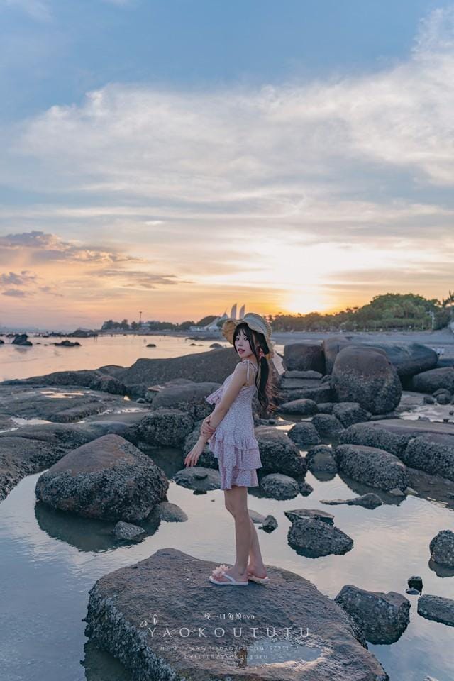 咬一口兔娘(yiko湿润兔) – 十月订阅『邻家小妹』日不落 [62P1V 1.23GB]