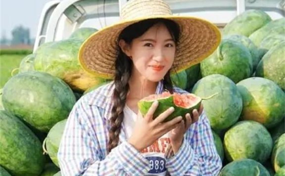 抖音网红麦小登个人资料简介,拖拉机女孩麦小登怎么火了